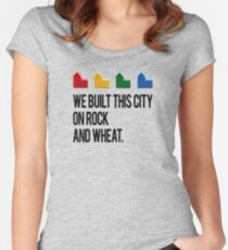 WIR BAUEN DIESE STADT AUF FELSEN UND WEIZEN Siedlern von Catan Tailliertes Rundhals-Shirt