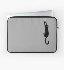 Schwarze Katze, die an hält Laptoptasche