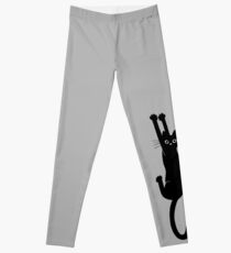 Schwarze Katze, die an hält Leggings
