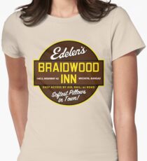 "Braidwood Inn - Wichita KS" - Motel auf "Flugzeuge, Züge & Automobile" Tailliertes T-Shirt