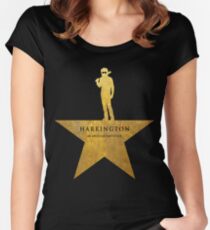 Camiseta entallada de cuello redondo HARRINGTON: Una niñera estadounidense (textura dorada)