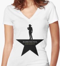 Camiseta entallada de cuello en V HARRINGTON: Una niñera estadounidense (negro)