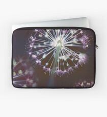 Funda para portátil Fuegos artificiales florales. Floral oscuro
