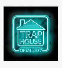 Lámina fotográfica Bienvenido a Trap House - Light blue neon 247 - todo el día / toda la noche