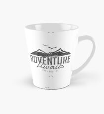 ADVENTURE AWAITS Tasse (konisch)