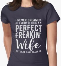 Ich habe nie geträumt Ich würde aufwachsen, um eine perfekte verrückte Frau zu sein Tailliertes T-Shirt für Frauen