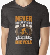 Camiseta de cuello en V Nunca subestimes a un anciano con una bicicleta divertida
