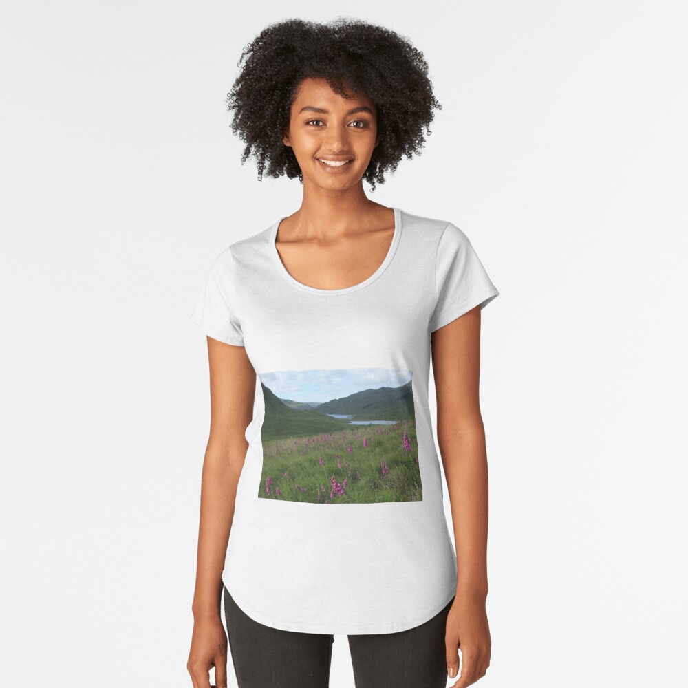 Field of foxgloves I Premium Scoop T-Shirt