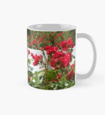 Rote Rosen, die vom Sommer singen Tasse (Standard)