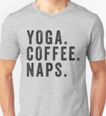 Yoga. Kaffee. Nickerchen. Slim Fit T-Shirt