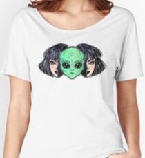Camiseta ancha para mujer Retrato vibrante colorido de un extranjero de la cara del espacio exterior en disfraz como muchacha humana.