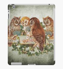 Cool Owls Gambling and Playing Poker on Table iPad Case/Skin