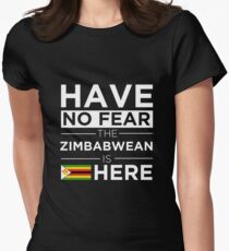 Habe keine Angst Der Simbabwer ist hier Stolz Stolz Zimbabwe Tailliertes T-Shirt für Frauen
