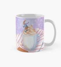 Süßes Häschen, das hinunter einen Schlagsahne Latteberg Ski fährt Tasse