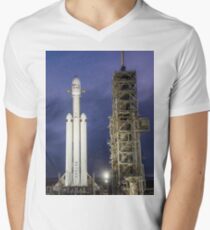 Spacex Falcon Heavy in der Nacht T-Shirt mit V-Ausschnitt für Männer