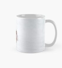 Taza Cabrito marrón de pie en la nieve