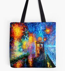Mysteriöser Mann am schönen Regenbogen-Platz Tote Bag