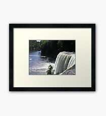 Lámina enmarcada Hermosa cascada en el norte de Michigan