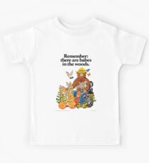 Denken Sie daran, dass es Babes in den Wäldern gibt. Kinder T-Shirt