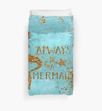 Immer eine Meerjungfrau sein - Gold Glitter Mermaid und Typografie auf Sea Foam Bettbezug