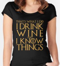 Ich trinke Wein und ich weiß Dinge T-Shirt Tailliertes Rundhals-Shirt