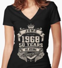 Camiseta entallada de cuello en V Nacido en junio de 1968 - 50 años de ser increíble