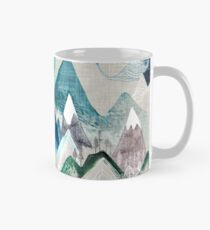 Taza Llamada de las montañas (en árbol de hoja perenne)