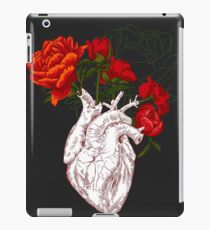 Zeichnen Menschliches Herz mit Blumen iPad-Hülle & Skin