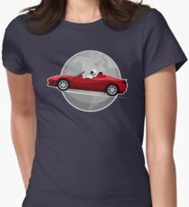 Roter Tesla-Roadster, der Erde umkreist Tailliertes T-Shirt für Frauen