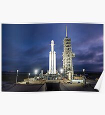 SpaceX Falcon Heavy bei Nacht (8K Auflösung) Poster