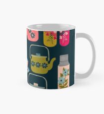 Vintage Thermos - Teetassen und Teekannen von Andrea Lauren Tasse (Standard)