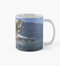 Steampunk-Drachen u. Delphine, die über Fish Hoek-Strand fliegen Tasse (Standard)