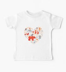 Märchenwald. Fox, Bär, Waschbär, Eulen, Hasen, Blumen und Kräuter auf blauem Grund. Baby T-Shirt