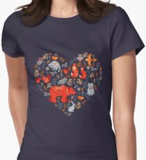 Märchenwald. Fox, Bär, Waschbär, Eulen, Hasen, Blumen und Kräuter auf blauem Grund. Tailliertes T-Shirt