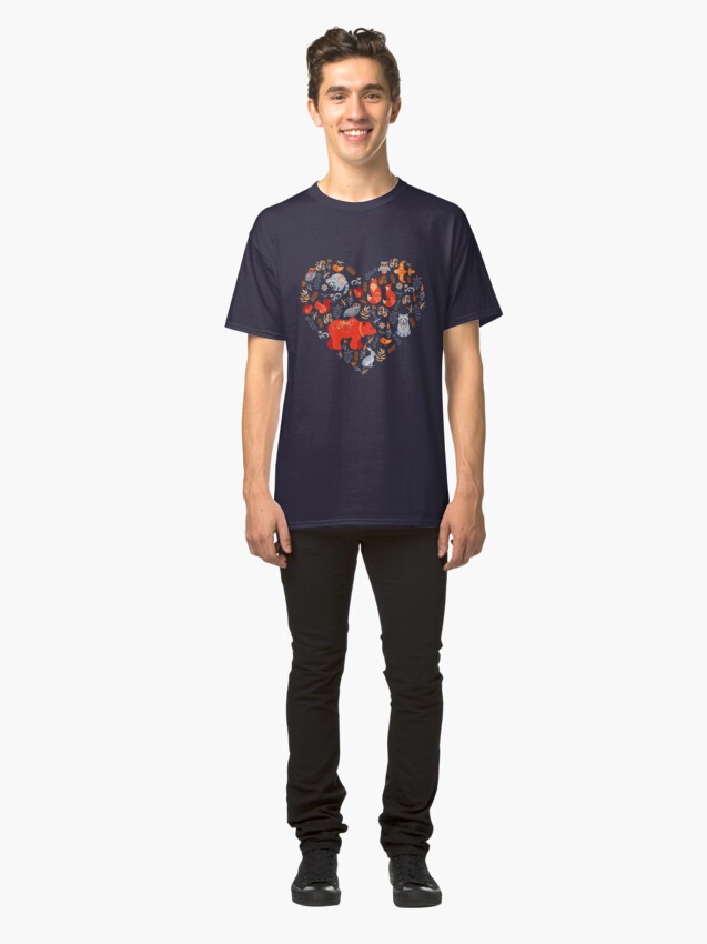 Vista alternativa de Camiseta clásica Bosque de cuento de hadas. Fox, oso, mapache, búhos, conejos, flores y hierbas sobre un fondo azul.