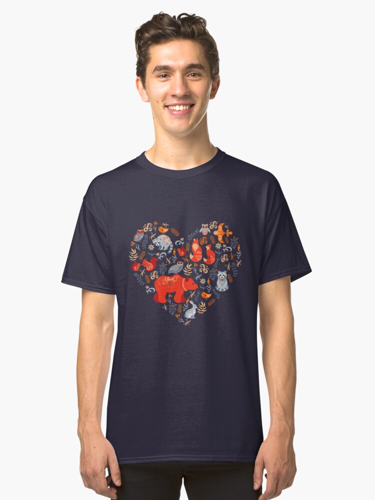 Vista alternativa de Camiseta clásica Bosque de cuento de hadas. Fox, oso, mapache, búhos, conejos, flores y hierbas sobre un fondo azul.