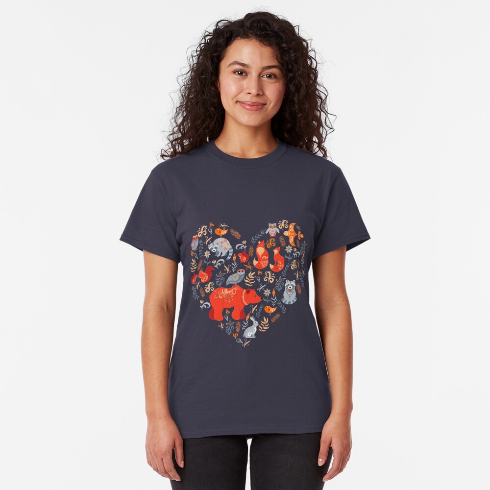 Bosque de cuento de hadas. Fox, oso, mapache, búhos, conejos, flores y hierbas sobre un fondo azul. Camiseta clásica