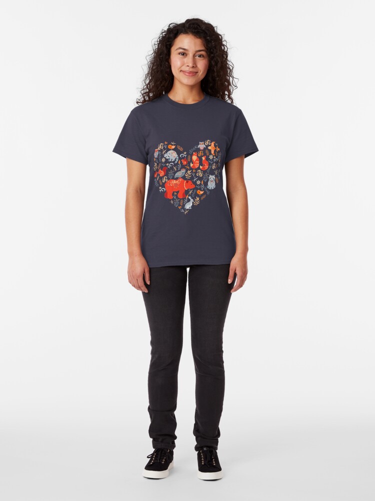 Vista alternativa de Camiseta clásica Bosque de cuento de hadas. Fox, oso, mapache, búhos, conejos, flores y hierbas sobre un fondo azul.