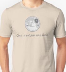 Ceci n'est pas une lune. Unisex T-Shirt