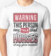 WARNUNG - Diese Person kann über Pferde im gegebenen Moment sprechen Slim Fit T-Shirt