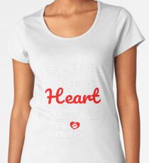 Camiseta premium de cuello ancho El camino a mi corazón está pavimentado con impresiones Schnauzer pata estándar - regalo para los apasionados propietarios de perros Schnauzer estándar