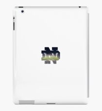 Logo der Universität von Notre Dame (mit Fußballspielhintergrund) iPad-Hülle & Klebefolie