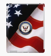 U.S. Navy - USN Emblem über amerikanische Flagge iPad-Hülle & Klebefolie