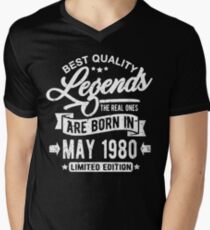 Camiseta para hombre de cuello en v Legends born in may 1980