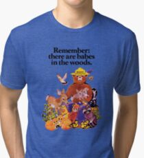 Denken Sie daran, dass es Babes in den Wäldern gibt. Vintage T-Shirt