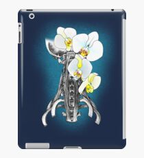 Hals mit weißer Orchidee iPad-Hülle & Skin