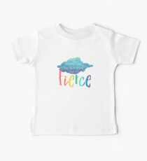 Obwohl sie klein ist, ist sie heftig. Baby T-Shirt