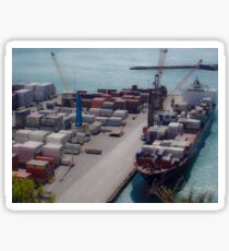 Frachtschiff im Hafen Sticker