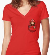 Camiseta entallada de cuello en V Pocket Mario T-shirt