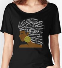Schwarz ist schöne Typografie-Haar-Kunst für schwarze Frauen Loose Fit T-Shirt